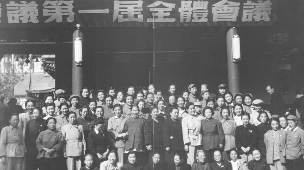 1949年9月，第一届中国人民在北平召开，会议决定吧被评改为北京，以什么为代国歌，以什么为国旗