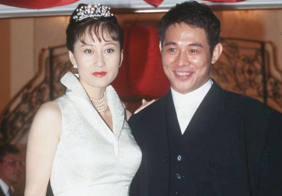 21年前，李连杰风光大娶利智，港媒用十字嘲讽，今现状如何？