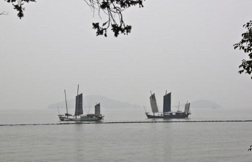 “沉舟侧畔千帆过，病树前头万木春。”“芳林新叶催陈叶，流水前波让后波。”这两句诗包含的哲学道理是：