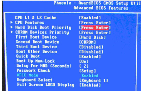 xp系统怎样进入BIOS 设置并设置u盘为第一启动？