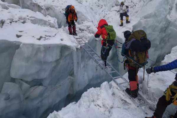 中国登山队第一次登上珠穆朗玛峰是哪一年？